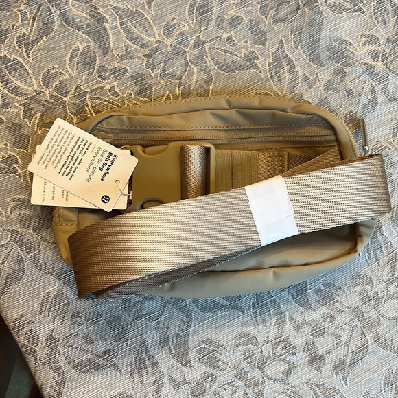 NWT Trench Lululemon Everywhere Belt Bag - Picture 13 of 17
